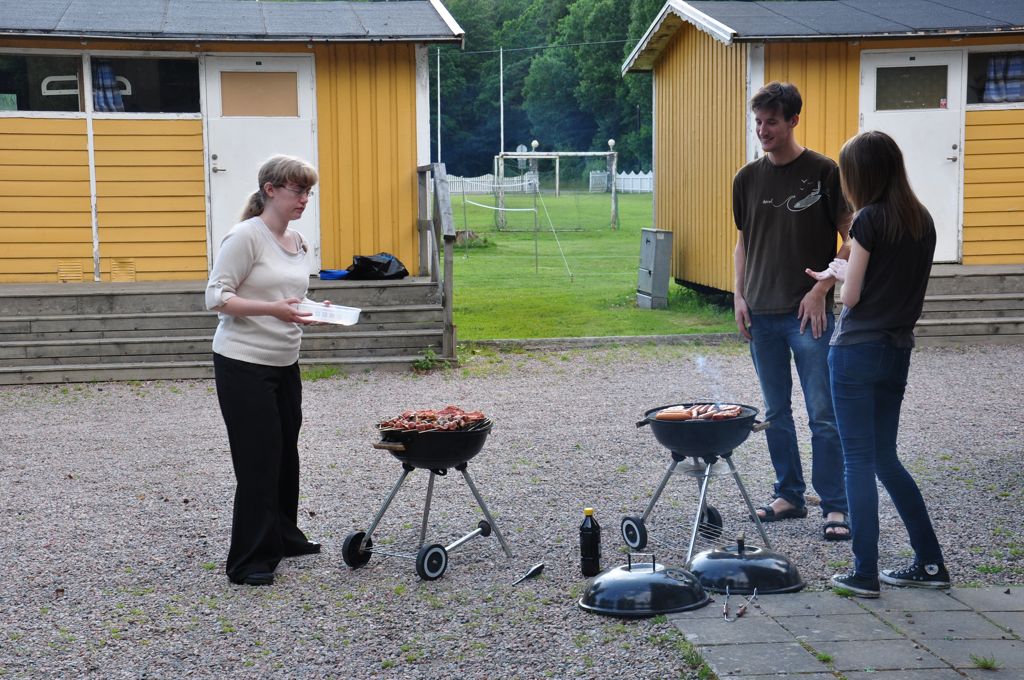 ...andra övervakar den första grillkvällen.