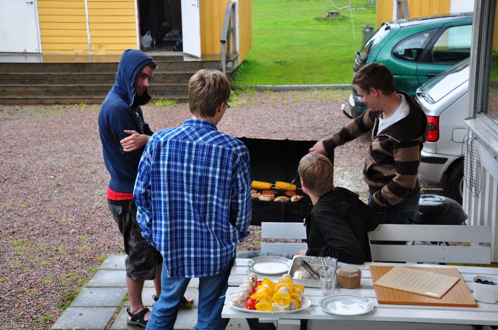 Peter, vår kock, visar hur dan-grillning går till.