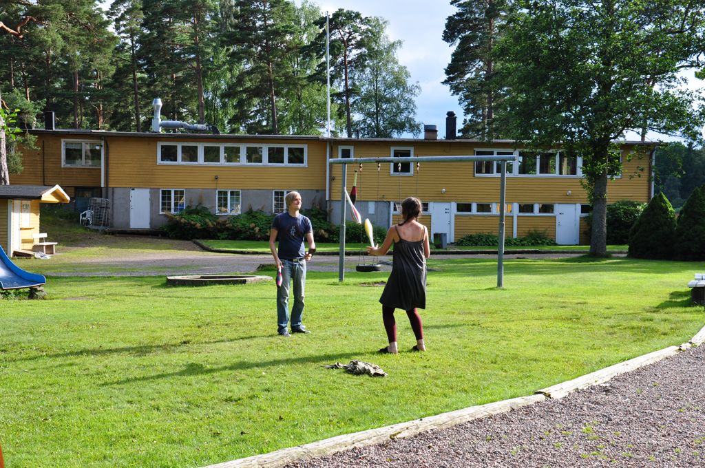 Robin och Therese jonglerar tillsammans - imponerande!