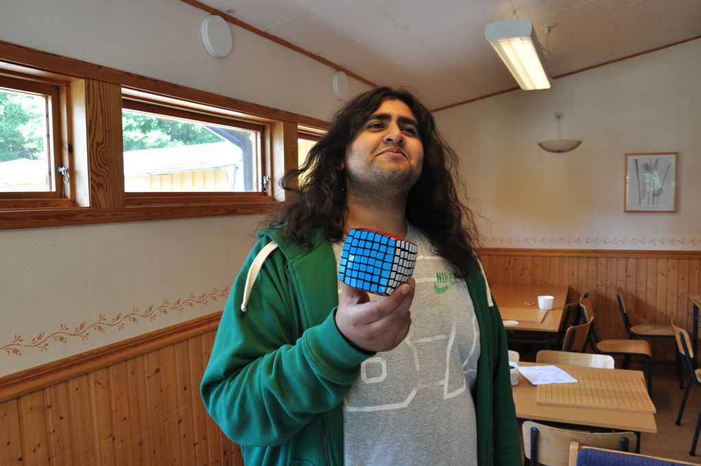 Muzammil löste rubiks storebror - häftigt!