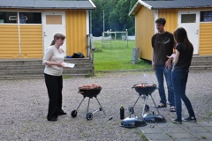 ...andra övervakar den första grillkvällen.