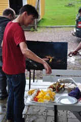 Lukas har koll på grillen.