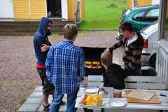 Peter, vår kock, visar hur dan-grillning går till.